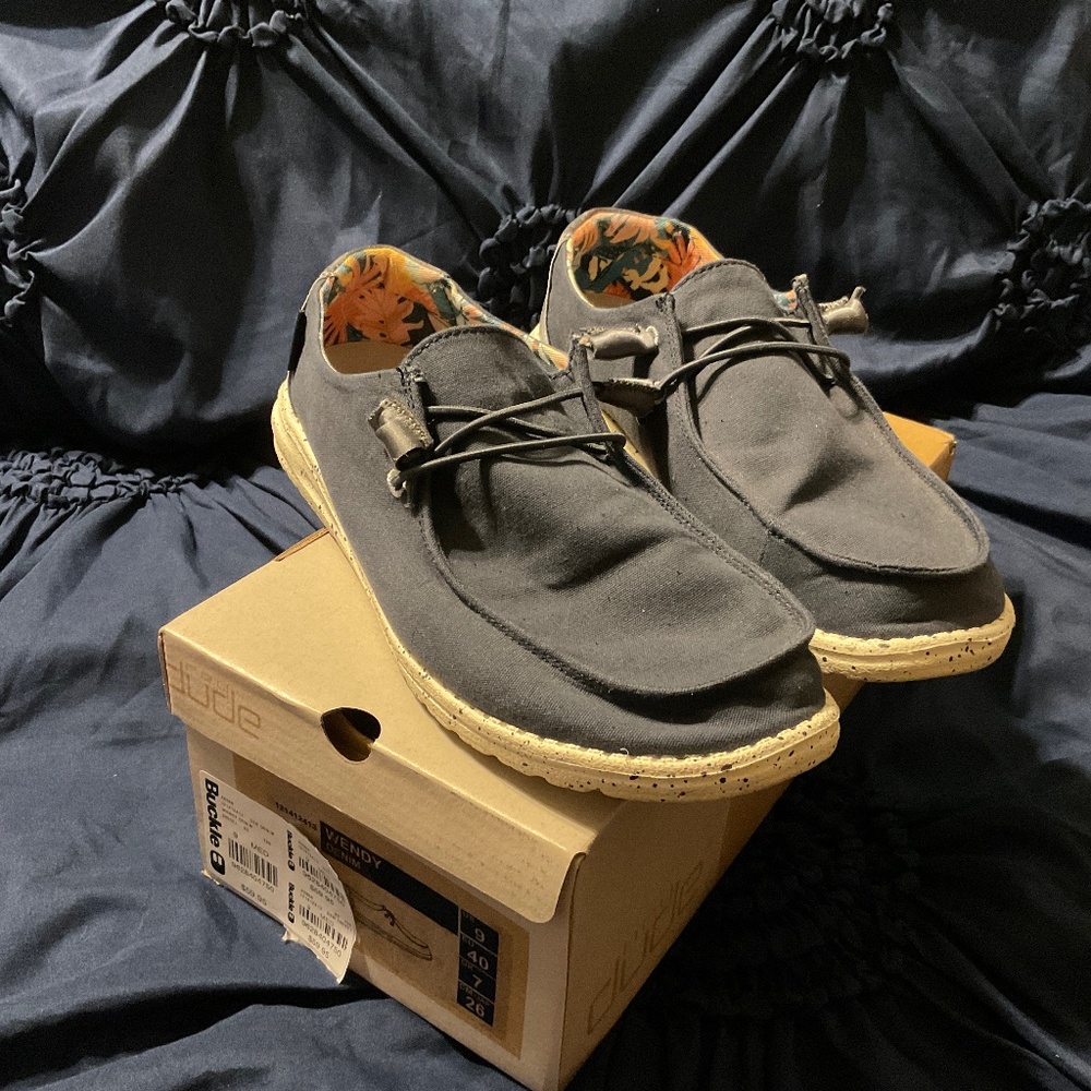 Hey Dude size 9 navy shoes